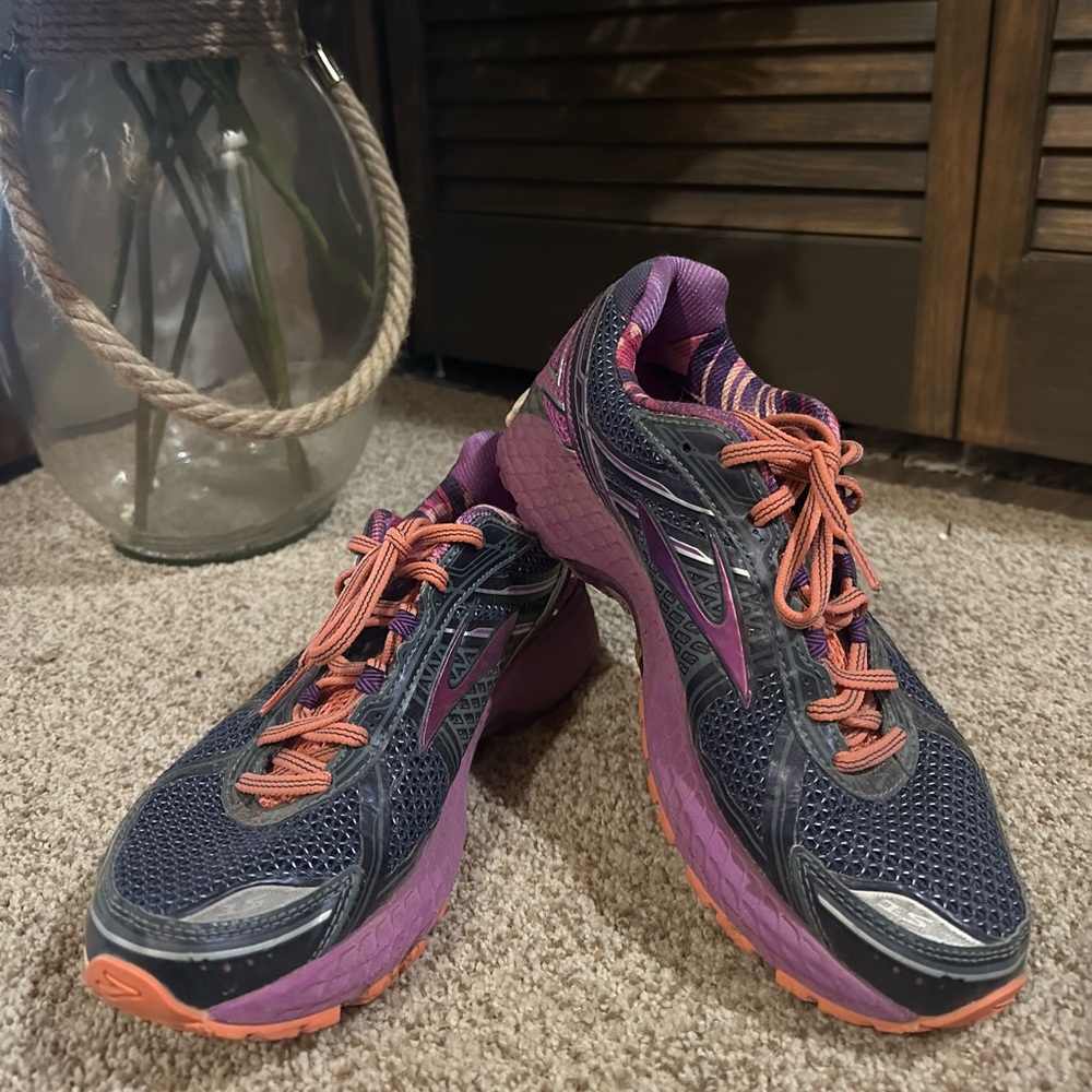 Brooks. Size 9.5.